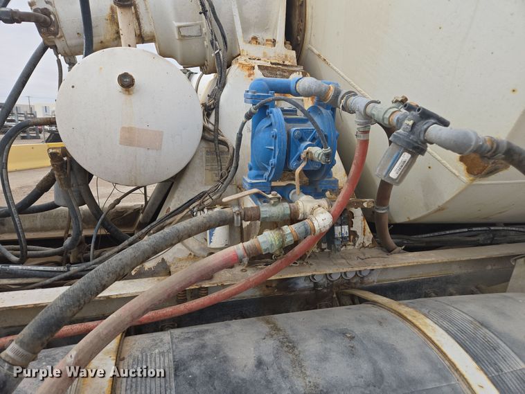 image for item DW1847 2011 Peterbilt 365 ready mix truck