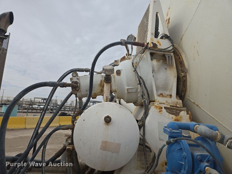 image for item DW1847 2011 Peterbilt 365 ready mix truck