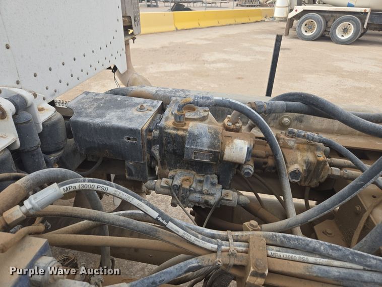 image for item DW1847 2011 Peterbilt 365 ready mix truck