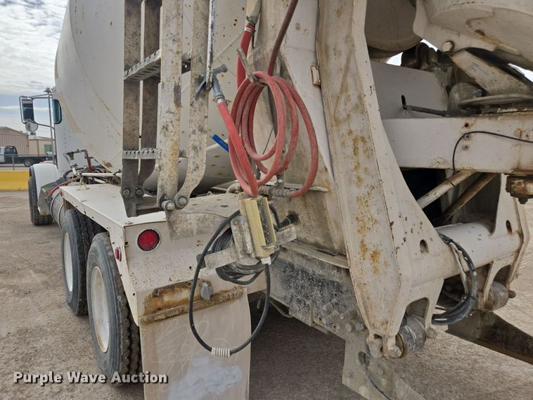 image for item DW1847 2011 Peterbilt 365 ready mix truck