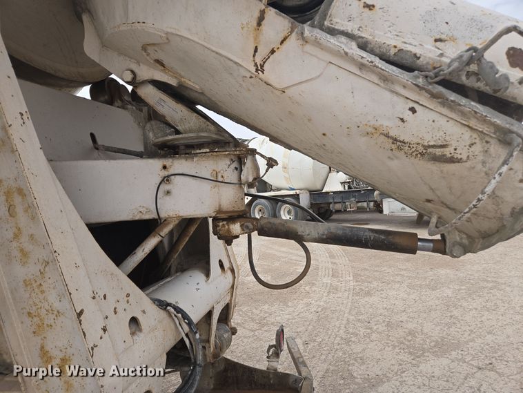 image for item DW1847 2011 Peterbilt 365 ready mix truck