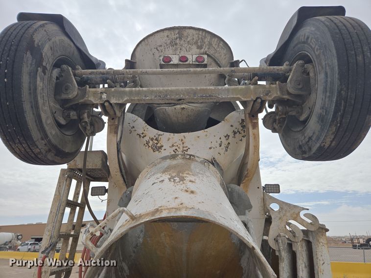 image for item DW1847 2011 Peterbilt 365 ready mix truck