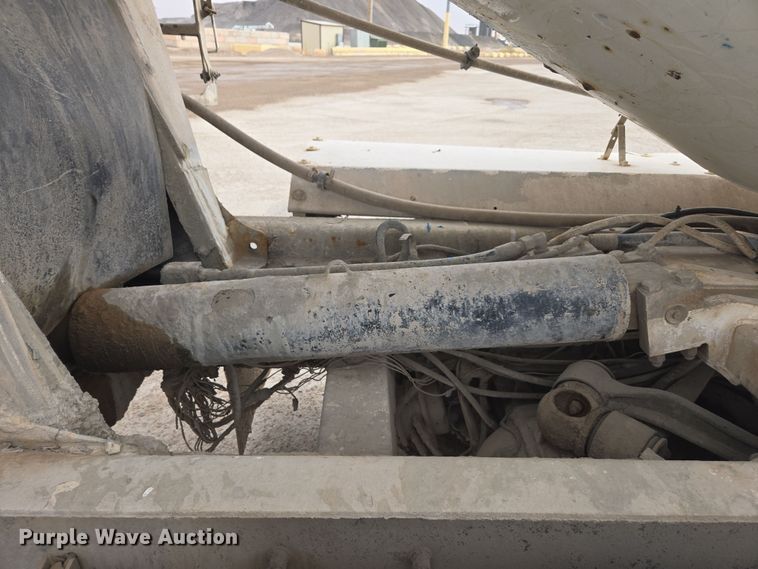 image for item DW1847 2011 Peterbilt 365 ready mix truck