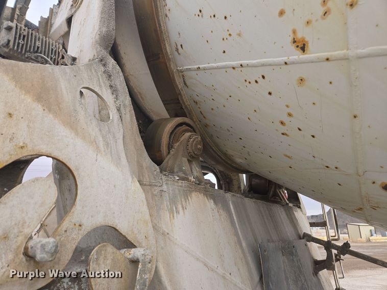 image for item DW1847 2011 Peterbilt 365 ready mix truck