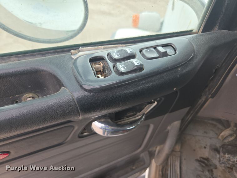 image for item DW1847 2011 Peterbilt 365 ready mix truck