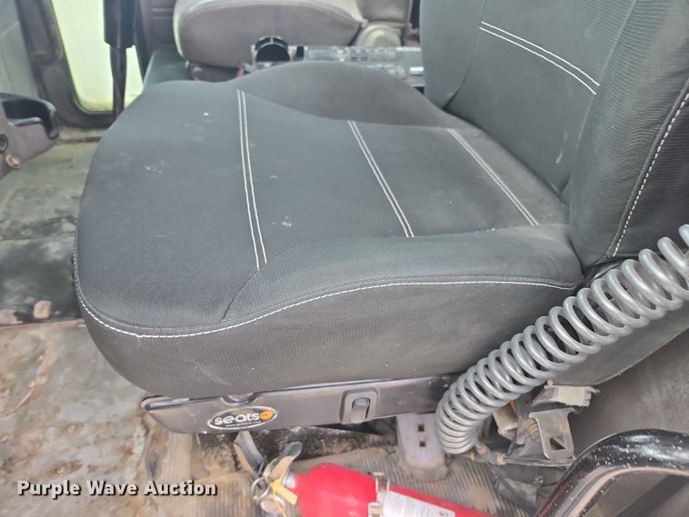 image for item DW1847 2011 Peterbilt 365 ready mix truck