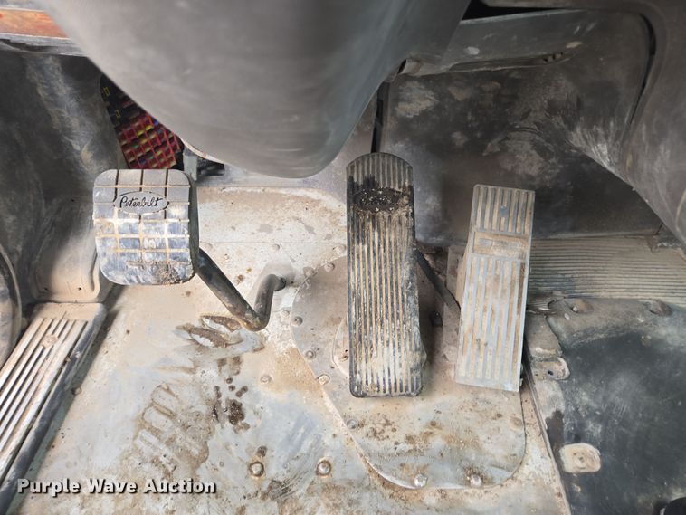 image for item DW1847 2011 Peterbilt 365 ready mix truck