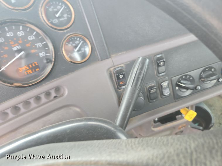 image for item DW1847 2011 Peterbilt 365 ready mix truck