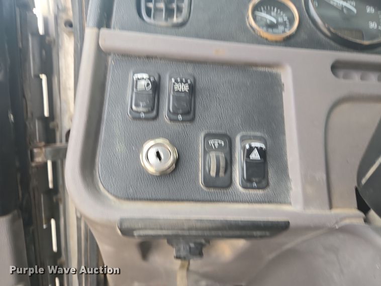 image for item DW1847 2011 Peterbilt 365 ready mix truck