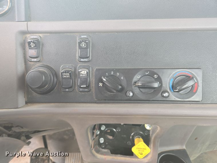 image for item DW1847 2011 Peterbilt 365 ready mix truck