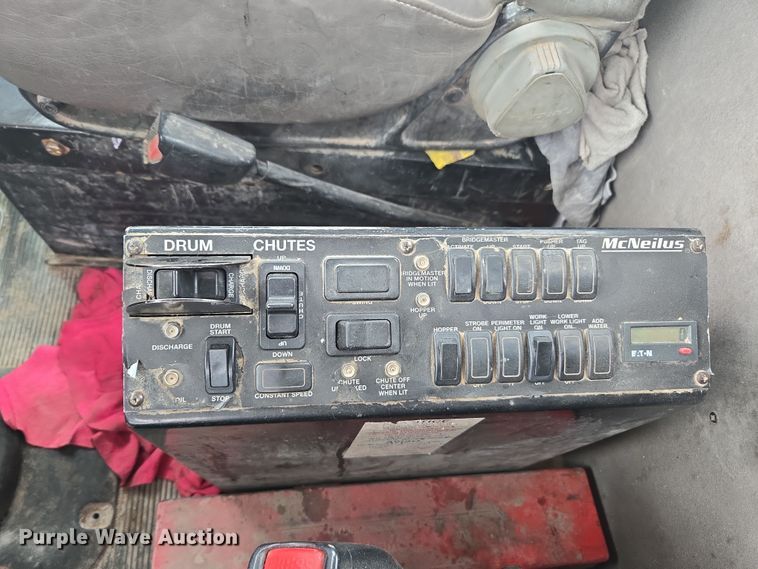 image for item DW1847 2011 Peterbilt 365 ready mix truck