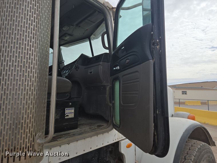 image for item DW1847 2011 Peterbilt 365 ready mix truck