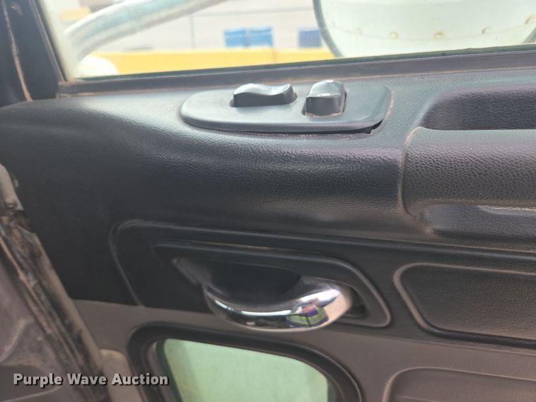 image for item DW1847 2011 Peterbilt 365 ready mix truck