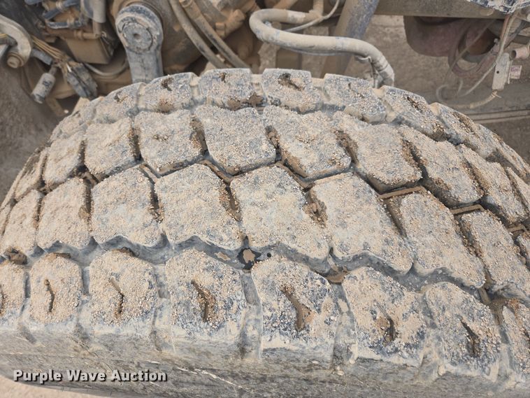 image for item DW1847 2011 Peterbilt 365 ready mix truck