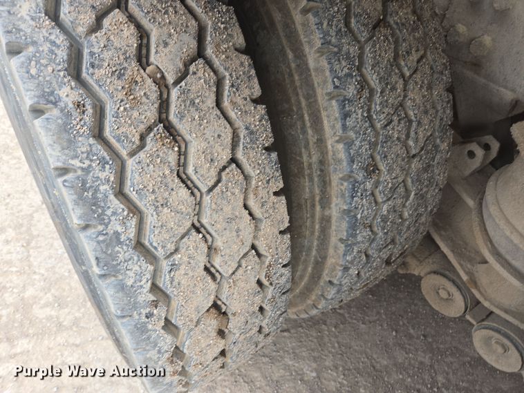 image for item DW1847 2011 Peterbilt 365 ready mix truck