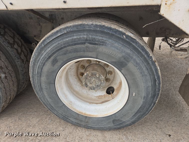 image for item DW1847 2011 Peterbilt 365 ready mix truck