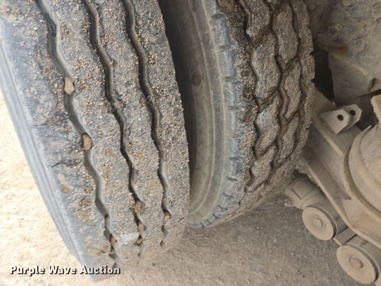 image for item DW1847 2011 Peterbilt 365 ready mix truck