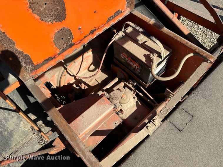 image for item DW2304 Etnyre U372 chip spreader