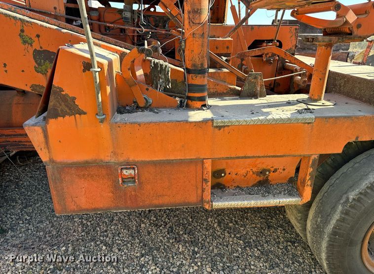 image for item DW2304 Etnyre U372 chip spreader