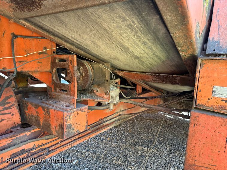 image for item DW2304 Etnyre U372 chip spreader