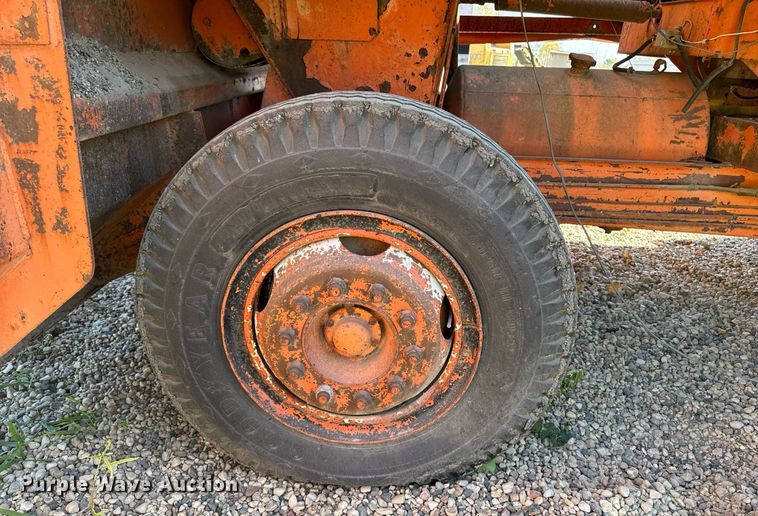 image for item DW2304 Etnyre U372 chip spreader