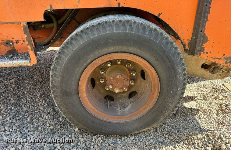 image for item DW2304 Etnyre U372 chip spreader