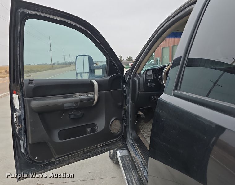 image for item DW3103 2008 Chevrolet Silverado 2500HD Crew Cab pickup truck