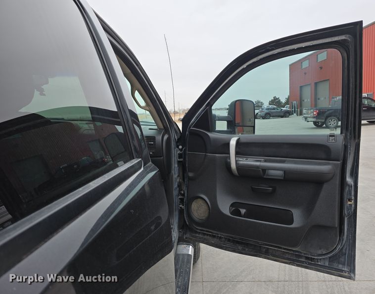 image for item DW3103 2008 Chevrolet Silverado 2500HD Crew Cab pickup truck