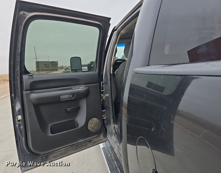 image for item DW3103 2008 Chevrolet Silverado 2500HD Crew Cab pickup truck