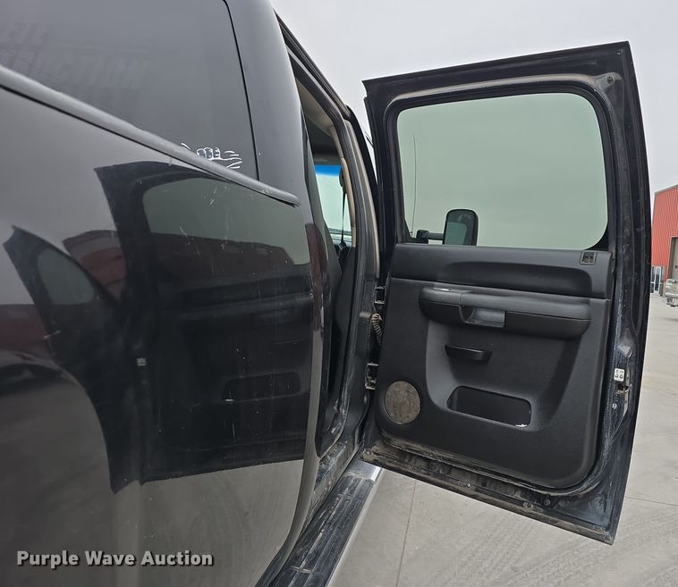 image for item DW3103 2008 Chevrolet Silverado 2500HD Crew Cab pickup truck