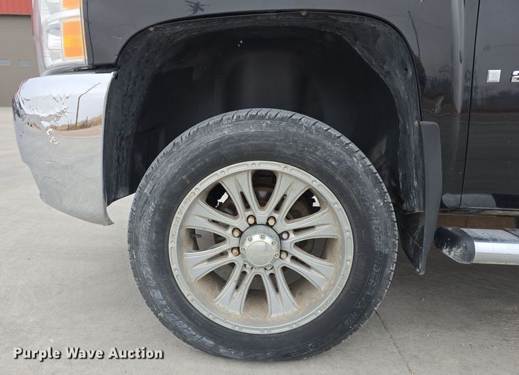 image for item DW3103 2008 Chevrolet Silverado 2500HD Crew Cab pickup truck