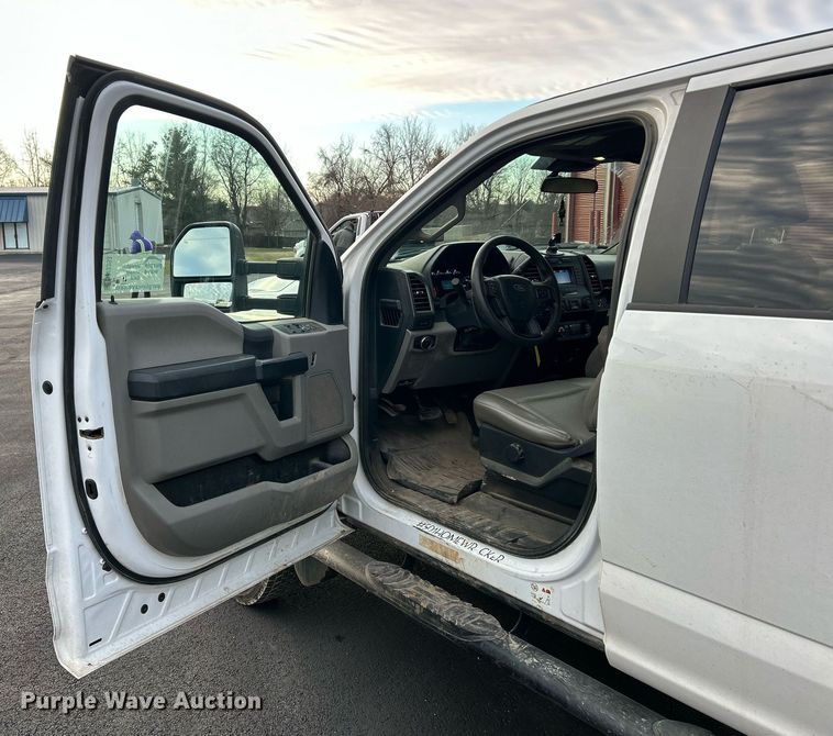 image for item DW3353 2022 Ford F450 Super Duty XL Crew Cab flatbed truck