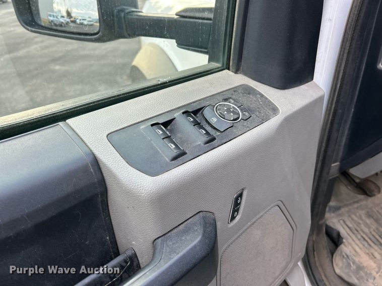 image for item DW3353 2022 Ford F450 Super Duty XL Crew Cab flatbed truck