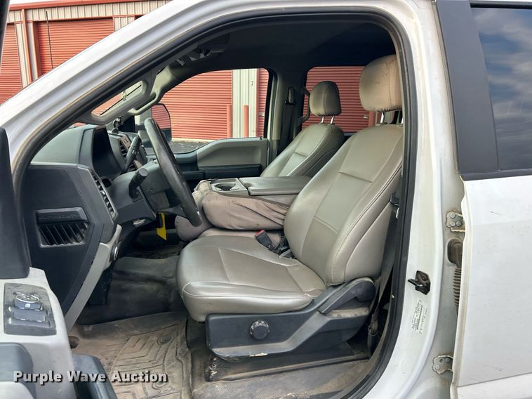 image for item DW3353 2022 Ford F450 Super Duty XL Crew Cab flatbed truck