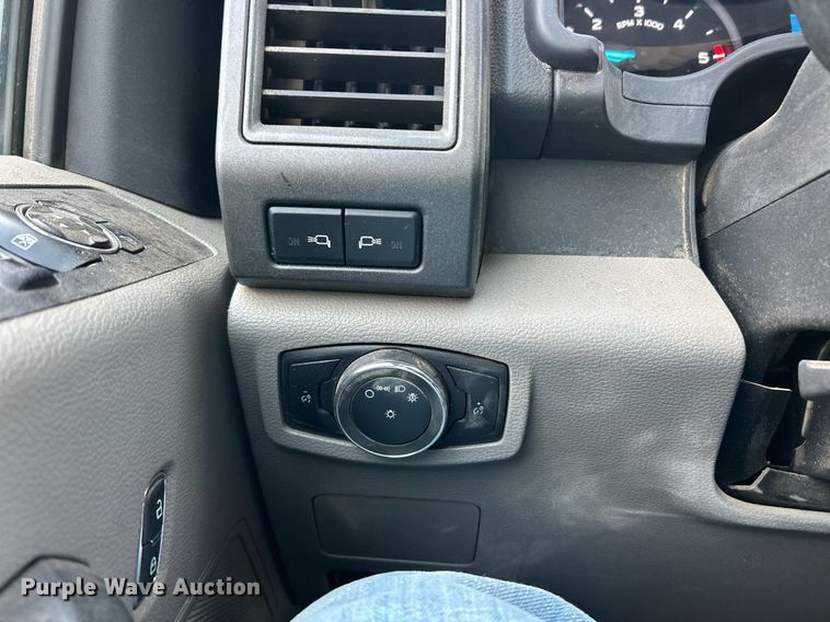 image for item DW3353 2022 Ford F450 Super Duty XL Crew Cab flatbed truck