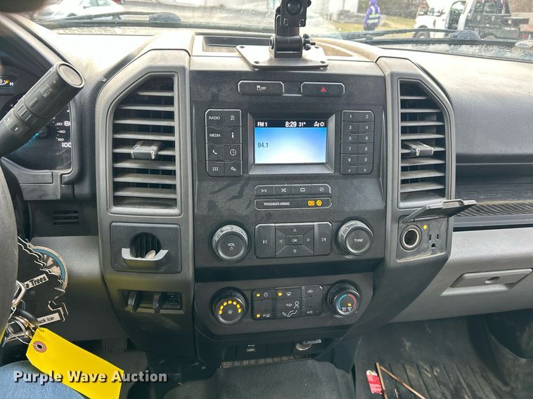 image for item DW3353 2022 Ford F450 Super Duty XL Crew Cab flatbed truck