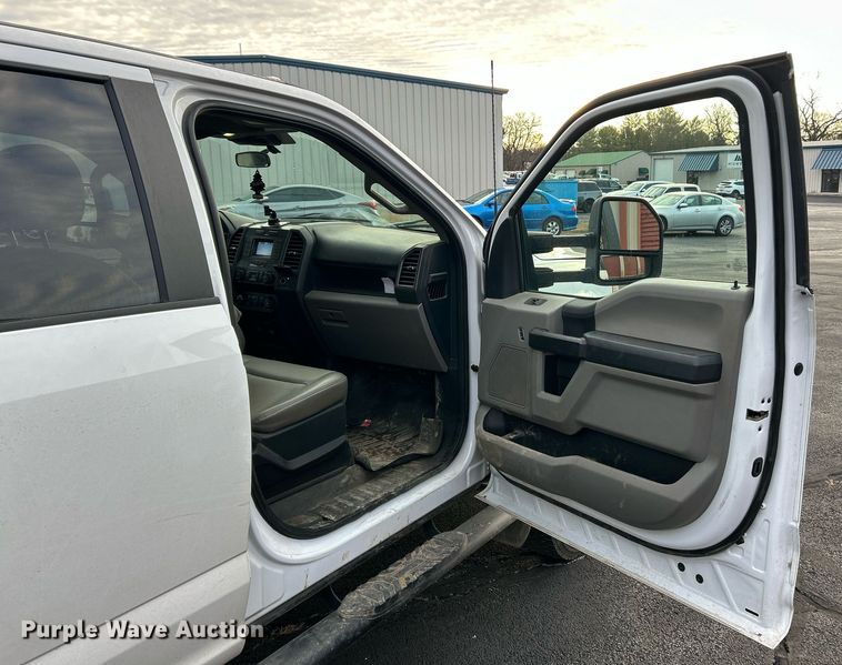 image for item DW3353 2022 Ford F450 Super Duty XL Crew Cab flatbed truck