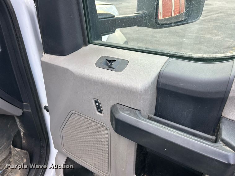 image for item DW3353 2022 Ford F450 Super Duty XL Crew Cab flatbed truck