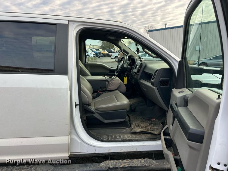 image for item DW3353 2022 Ford F450 Super Duty XL Crew Cab flatbed truck