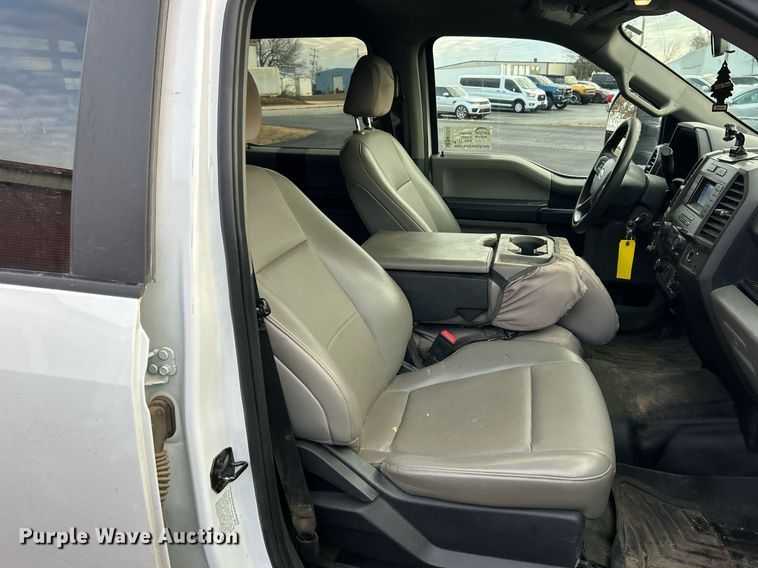 image for item DW3353 2022 Ford F450 Super Duty XL Crew Cab flatbed truck