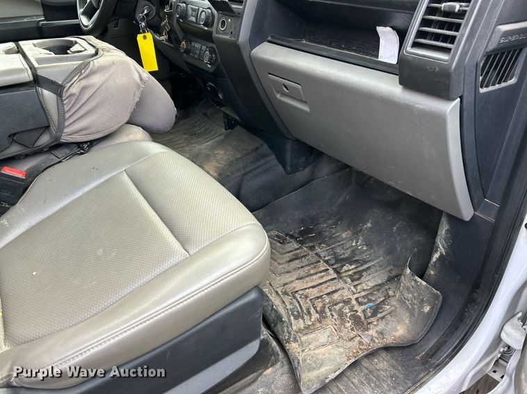 image for item DW3353 2022 Ford F450 Super Duty XL Crew Cab flatbed truck