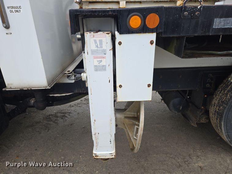 image for item EC3460 2007 International 7500 crane truck