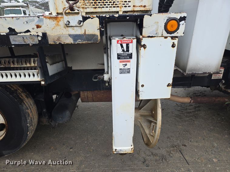 image for item EC3460 2007 International 7500 crane truck