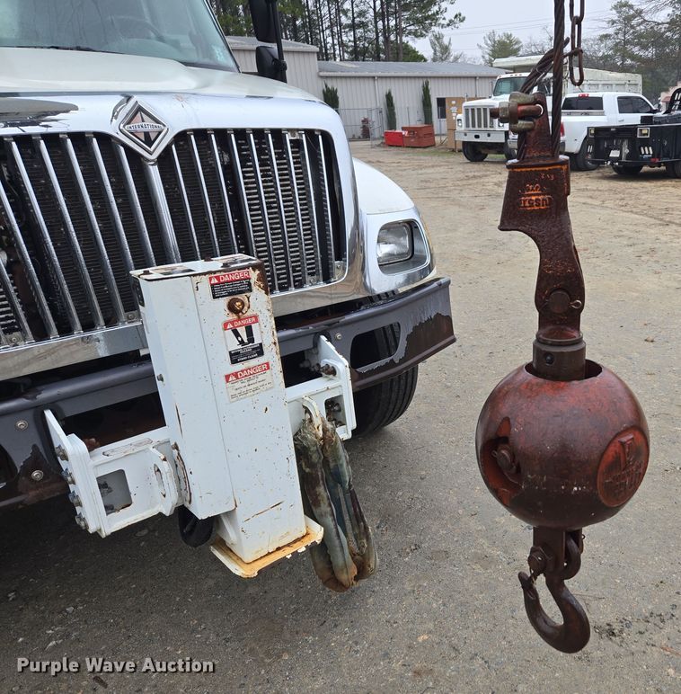 image for item EC3460 2007 International 7500 crane truck