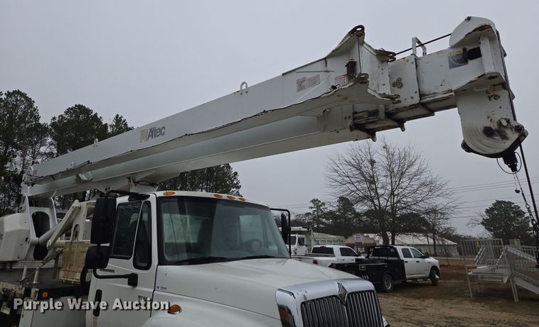 image for item EC3460 2007 International 7500 crane truck