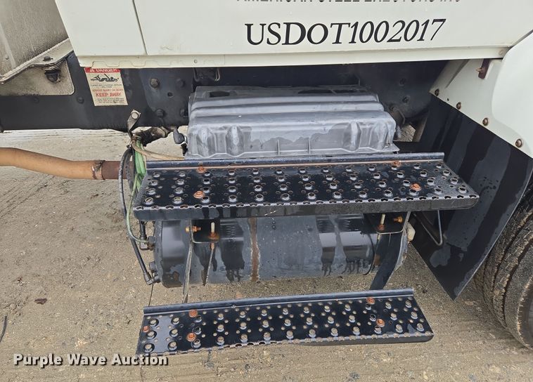 image for item EC3460 2007 International 7500 crane truck