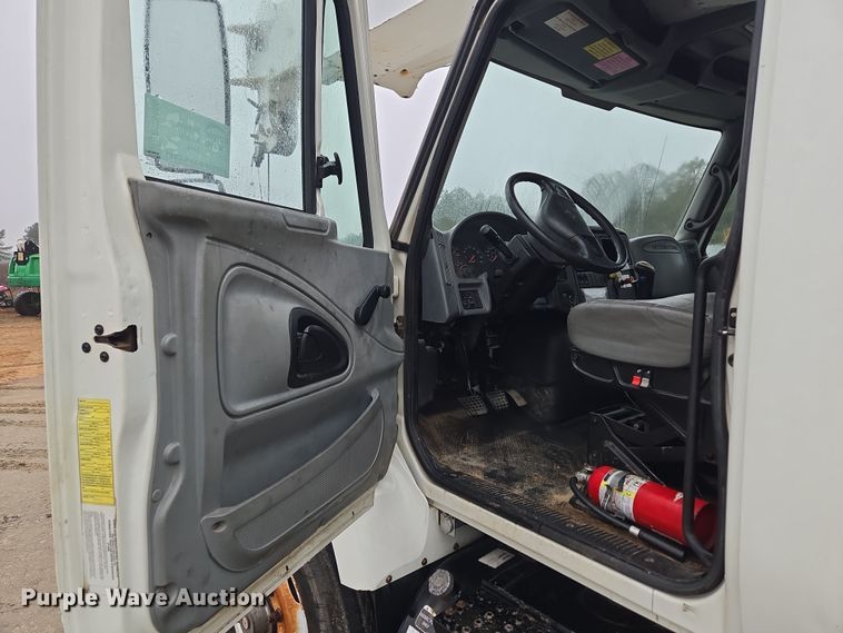 image for item EC3460 2007 International 7500 crane truck