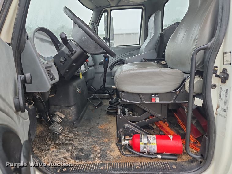 image for item EC3460 2007 International 7500 crane truck