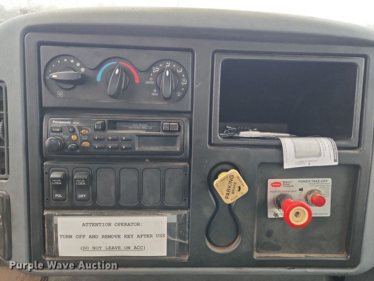 image for item EC3460 2007 International 7500 crane truck