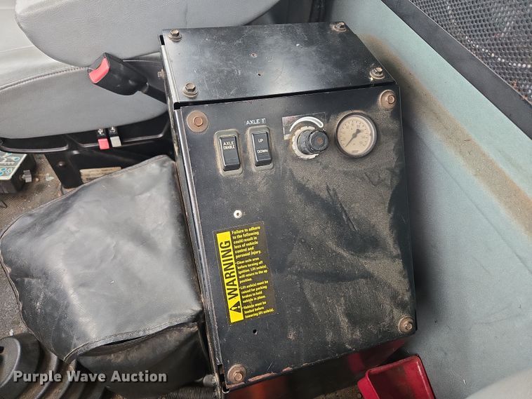 image for item EC3460 2007 International 7500 crane truck